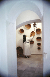 Museo. Hermana con las cestas de mimbre