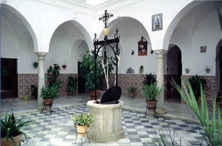 Claustro principal con el brocal  en su centro.