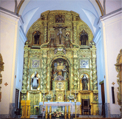 Vista de la iglesia hacia el presbiterio