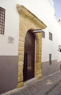 Puerta de ingreso al compás