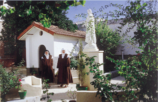 Hermanas en el jardín