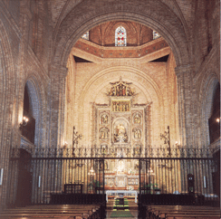 Vista de la iglesia hacia el presbiterio
