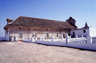 Vista de la iglesia desde el claustro