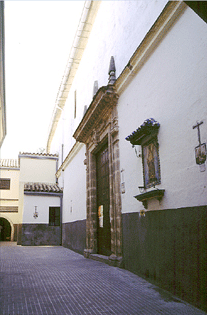 Vista exterior del compás del convento