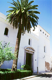 Vista exterior con la portada de la iglesia y el mirador al fondo