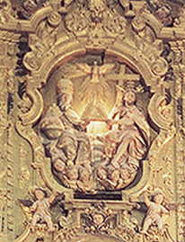 Detalle del ático del retablo