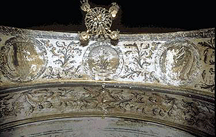 Decoración del intradós del arco